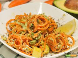 Noodles di carote con la crema di avocado gluten free