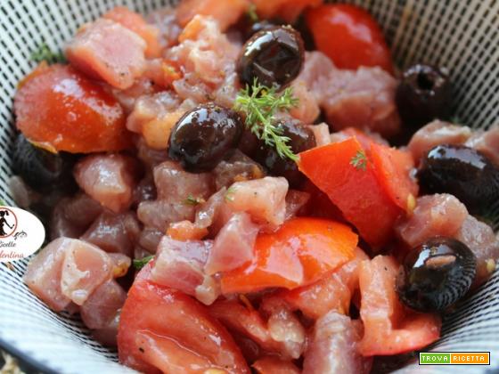 Insalata di tonno crudo con pomodori e olive taggiasche