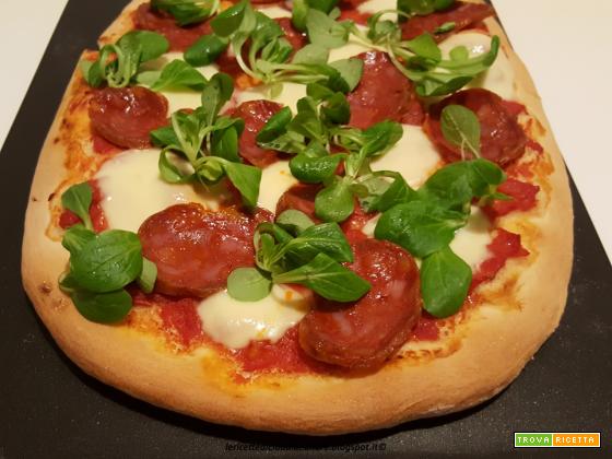 Pizza con spianata calabrese, mozzarella, valeriana e lievito madre