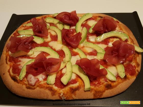 Pizza con bresaola, mozzarella e avocado