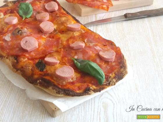 Pizza salame piccante e wurstel