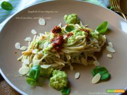 SPAGHETTI DI RISO INTEGRALE CON TRITO DI ZUCCHINE , MANDORLE E NDUJA