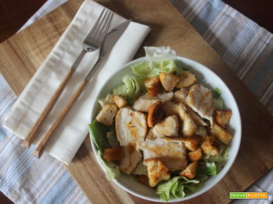 Caesar Salad col pollo: l’insalata più famosa del mondo