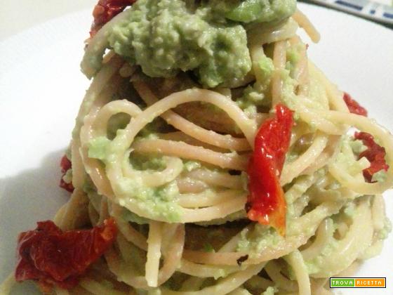Spaghetti al pesto di fave verdi e pomodori secchi