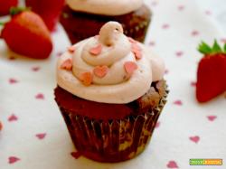 Cupcakes al cacao con frosting alle fragole