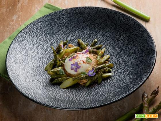 Uovo cremoso e asparagi su nido di pasta fillo : eleganza in tavola