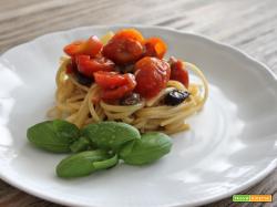 Spaghetti con tonno, pomodorini, acciughe e capperi