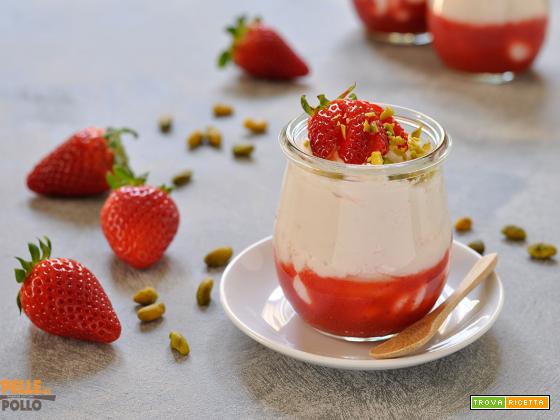 Mousse allo yogurt greco e fragole fresche