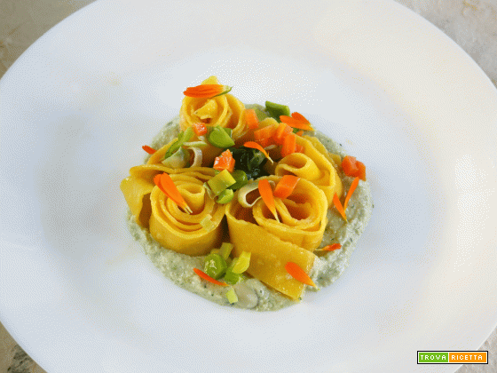 Pappardelle vegan con crema di fave e anacardi e foglie di bieta