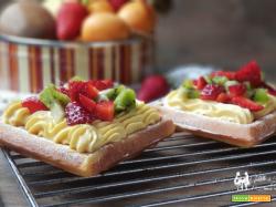 Gofry croccanti con crema mascarpone e frutta mista