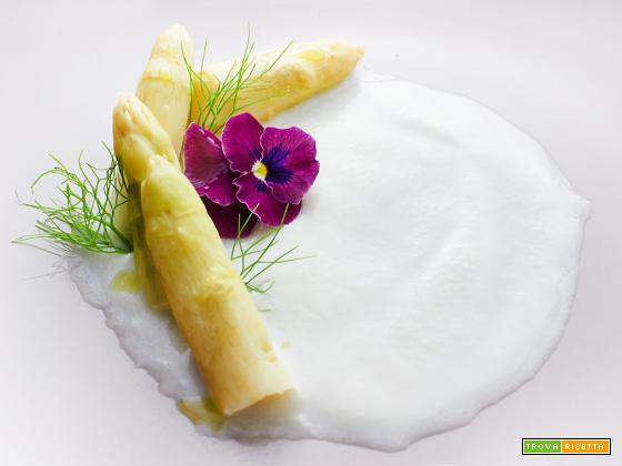 in bianco – crema di mandorle e asparagi bianchi