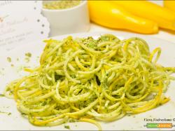 Noodles di zucchine, pesto di rucola e pistacchio