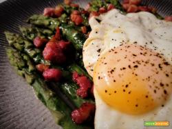 Asparagi con uova e pancetta