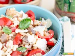 Orzo perlato fresco con melanzane, pomodorini e scaglie
