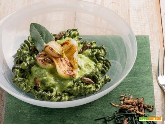 Pasta con alga spirulina, crema di basilico e grilli: grande valore proteico