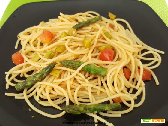Spaghetti veloci con asparagi e pomodoro