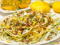 Noodles di zucchine e cetriolo al sapore esotico