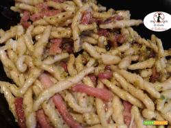 Trofie integrali al pesto di pistacchio, speck e pecorino toscano