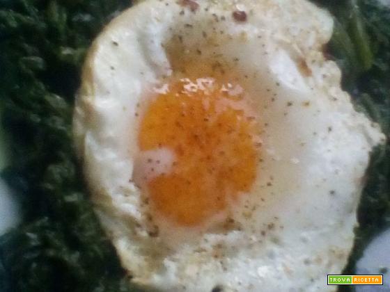 Uova al tegamino sul letto di spinaci