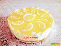 Torta con panna e gelèe di limone fresca e gustosa