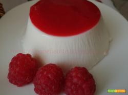 Panna cotta con coulis di lamponi