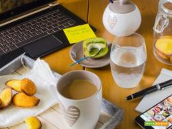 Colazione in ufficio a base di madeleine, tè, kiwi e acqua di aloe