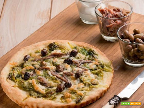 Ecco una deliziosa pizza con con olive taggiasche, scarola brasata e acciughe
