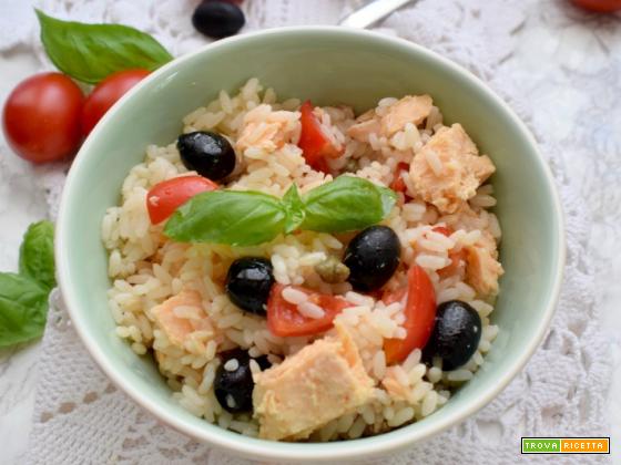 Insalata di riso con salmone, olive nere e capperi