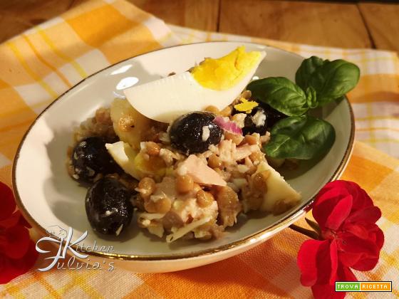 Insalata di lenticchie con tonno, mozzarella e uova sode – ricetta estiva