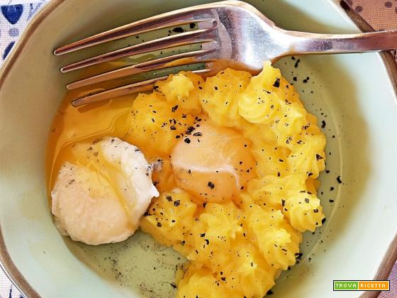 Uova di quaglia poch con crema di patate