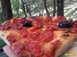 Pitta calabrese con peperoni e olive nere