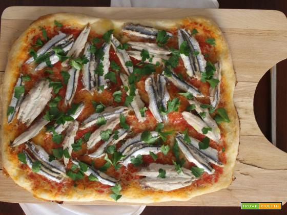 Pizza mediterranea con alici fresche