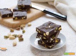 Brownies senza cottura al cioccolato con mandorle e pistacchi