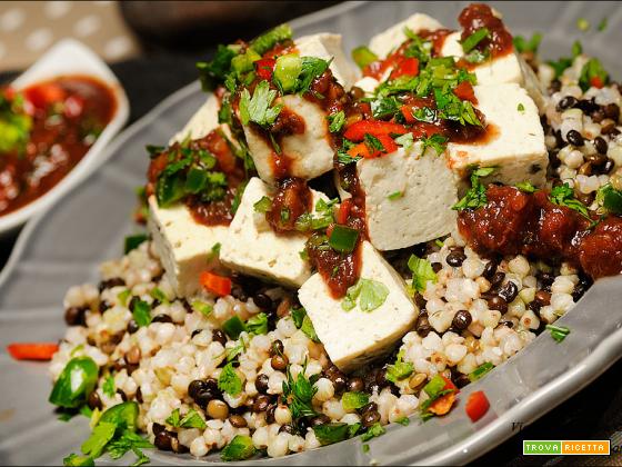 Tofu con chutney indiano, lenticchie nere e grano saraceno