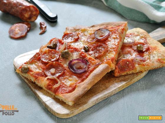 Pizza al salamino piccante con olive e cipolla
