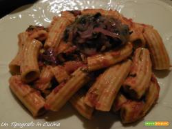 Rigatoni alla cipolla di Tropea, cicorietta, pat di olive e pomodoro…