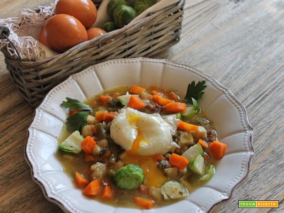 Zuppa di verdure con uovo in camicia