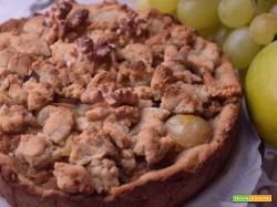 Sbriciolata alle noci con uva e cachi