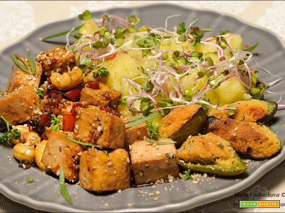 Tofu al peperoncino e anacardi con le patate e germogli