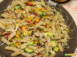 Penne di canapa con le verdure e germogli