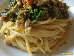 Spaghetti con tonno, broccoletti e pomodorini
