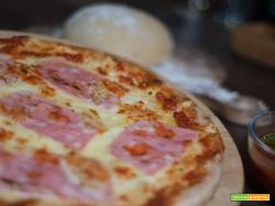 Pizza al prosciutto: Ricetta veloce per una serata