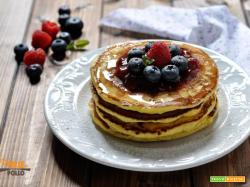 Pancakes con miele e frutti di bosco