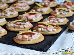 Tartine al salmone e pomodori secchi