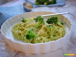 Noodles con pesto ai broccoli