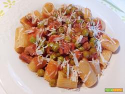 Mezze maniche con piselli e pancetta