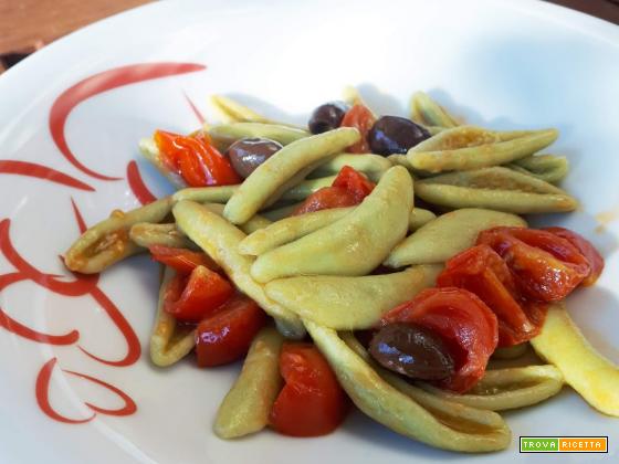 Foglie di olivo con pomodorini acciughe e olive taggiasche