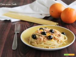 Spaghetti con salmone e olive alla arancia