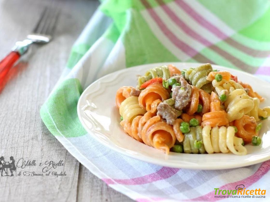 Pasta Tricolore Mantecata Con Salsiccia E Piselli Ricetta Trovaricetta Com