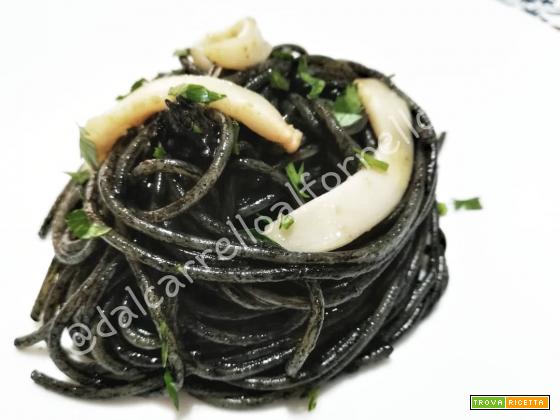 Spaghetti al Nero di Seppia (ricetta semplice)